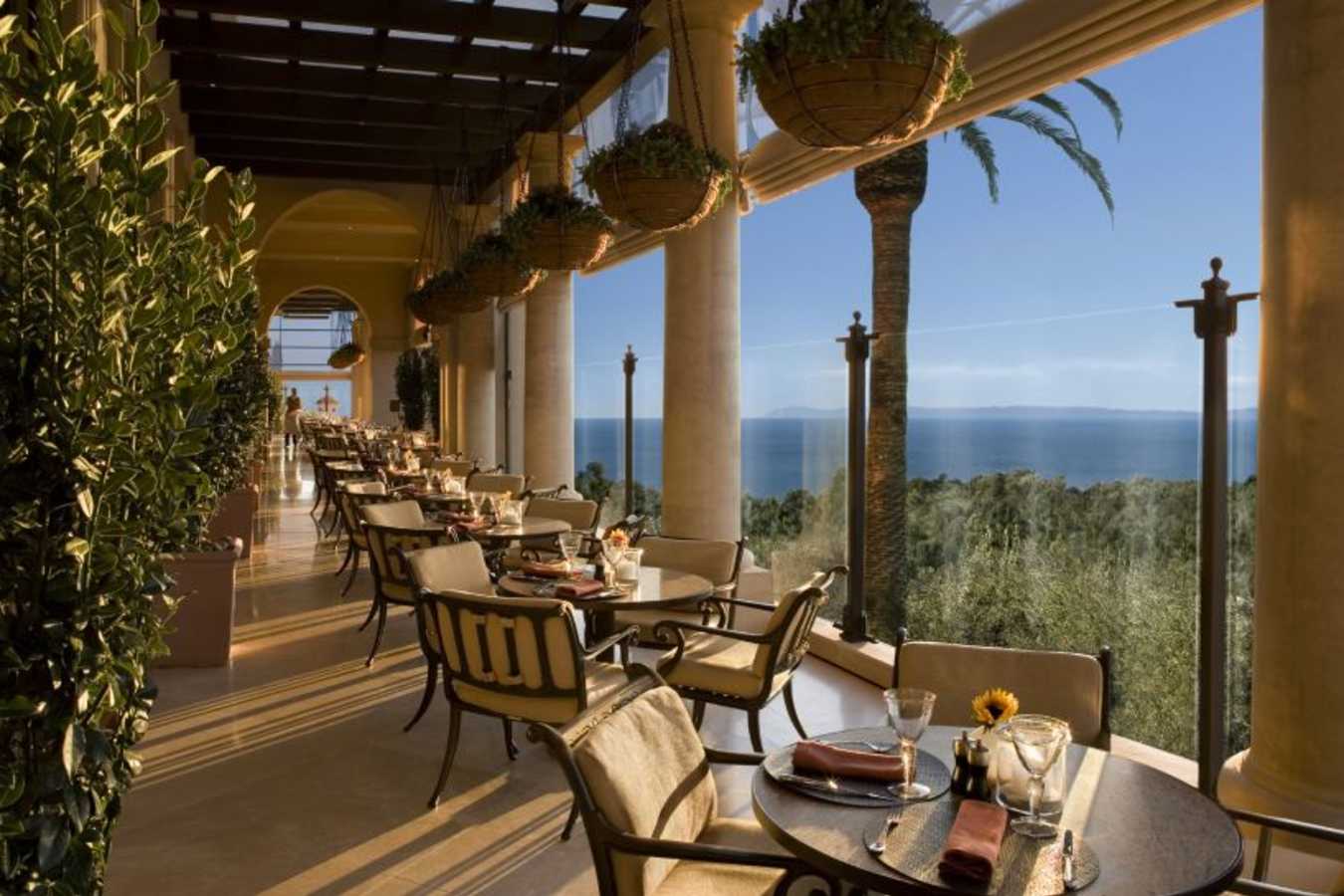 Patio restaurant - Resort at Pelican Hill