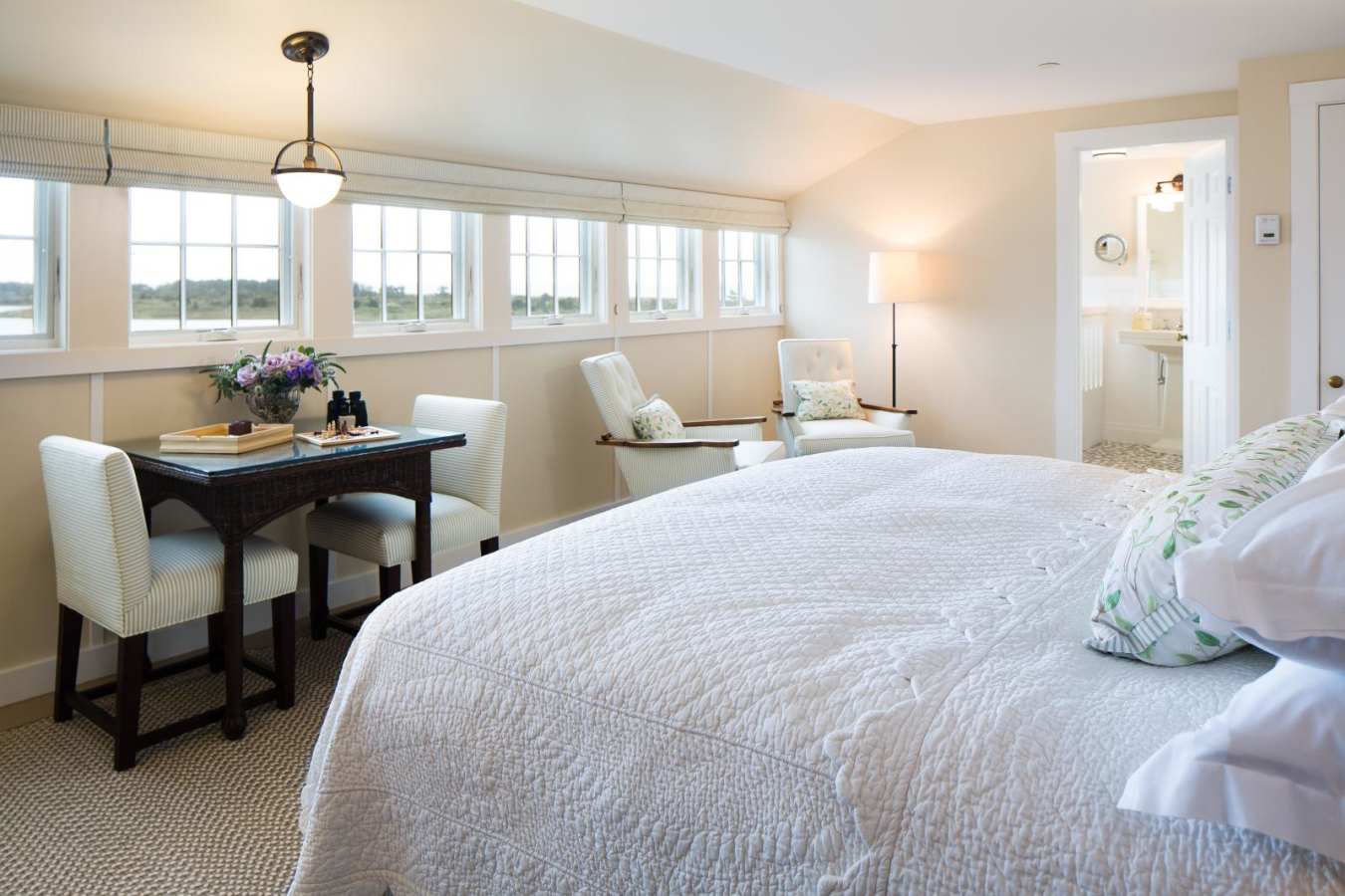 Pondview deluxe room - Weekapaug Inn