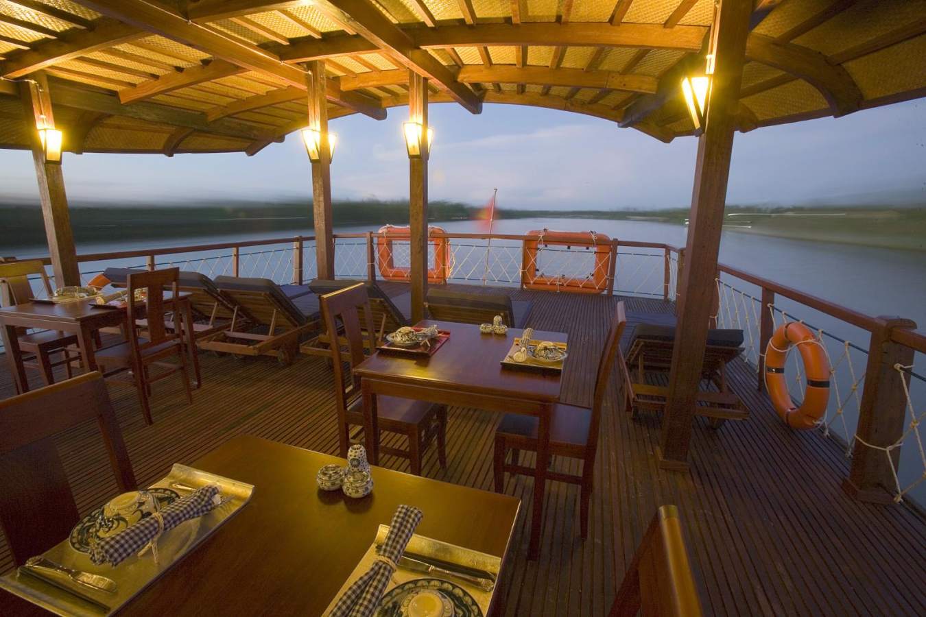 Dining on board - Bassac Boat 