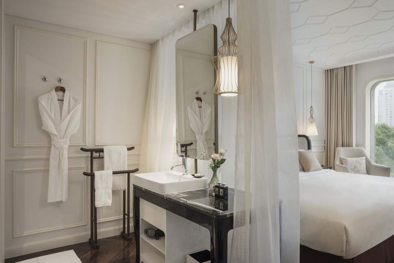 Deluxe Room at the Hotel des Arts - Hotel des Arts Saigon