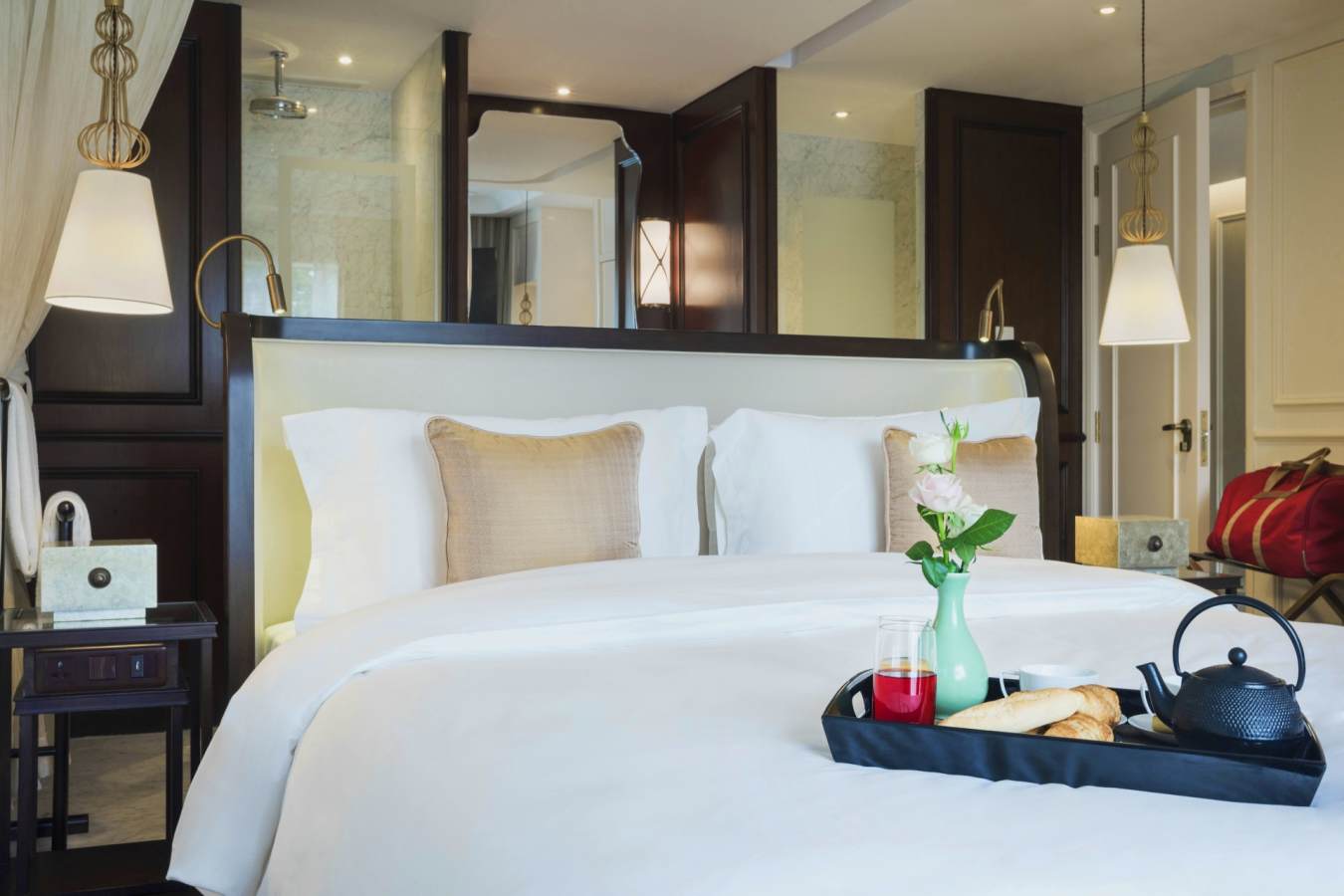 Grand Deluxe Room - Hotel Des Arts Saigon