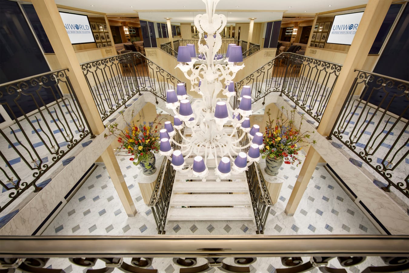 Lobby-Staircase