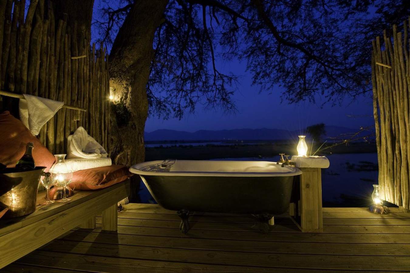 Take a bath under the African night sky - Rukomechi Camp
