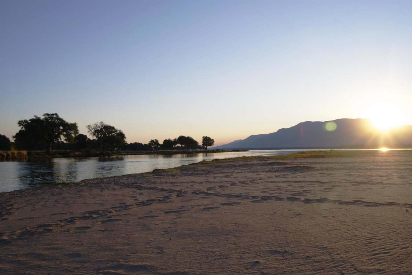 Sunrise on the Zambezi - Zimbabwe in style