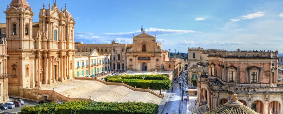 Walking tour of Noto