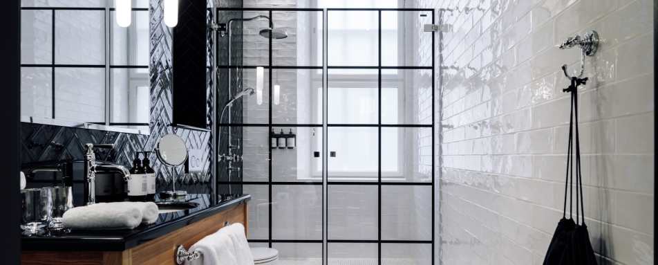 Guestroom bathroom 