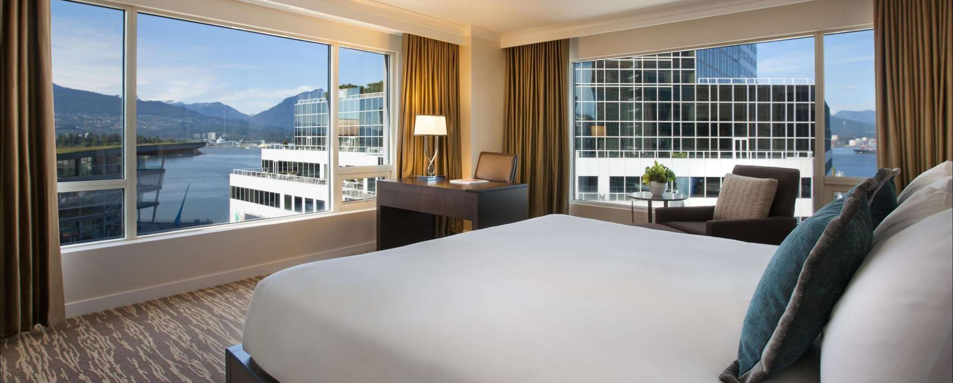 Harbour View Corner Room - Fairmont Waterfront Vancouver