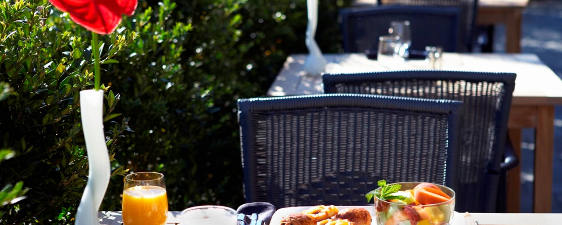 Dining at Oswego Hotel