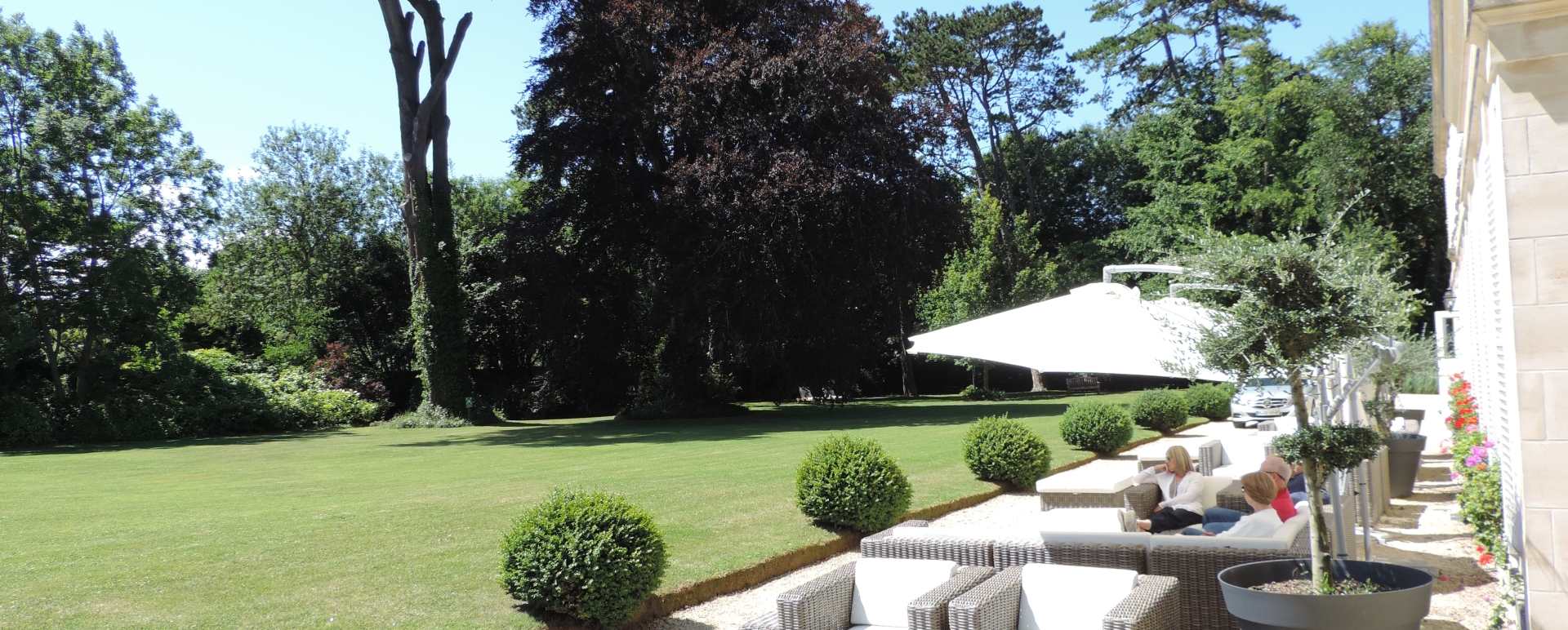 Terrace - Chateau La Chenevière