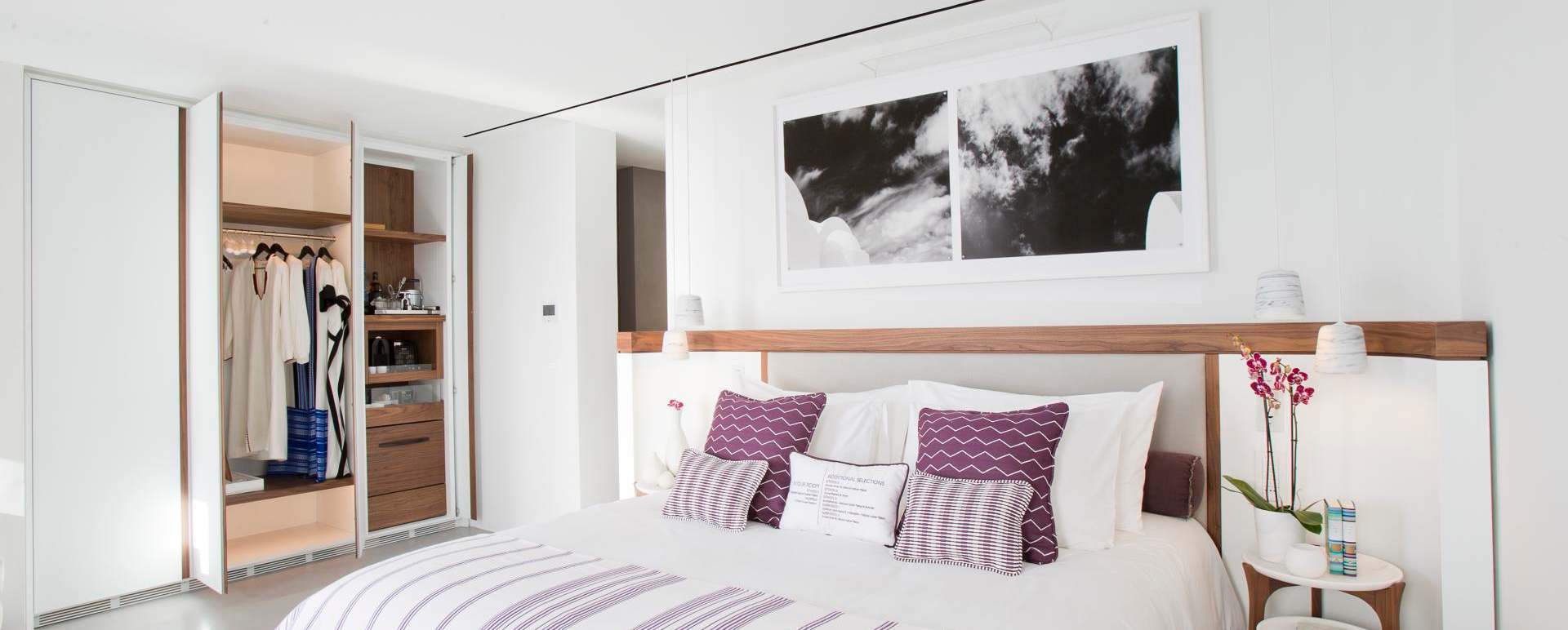 Junior Suite with plunge pool bedroom - Grace Santorini 