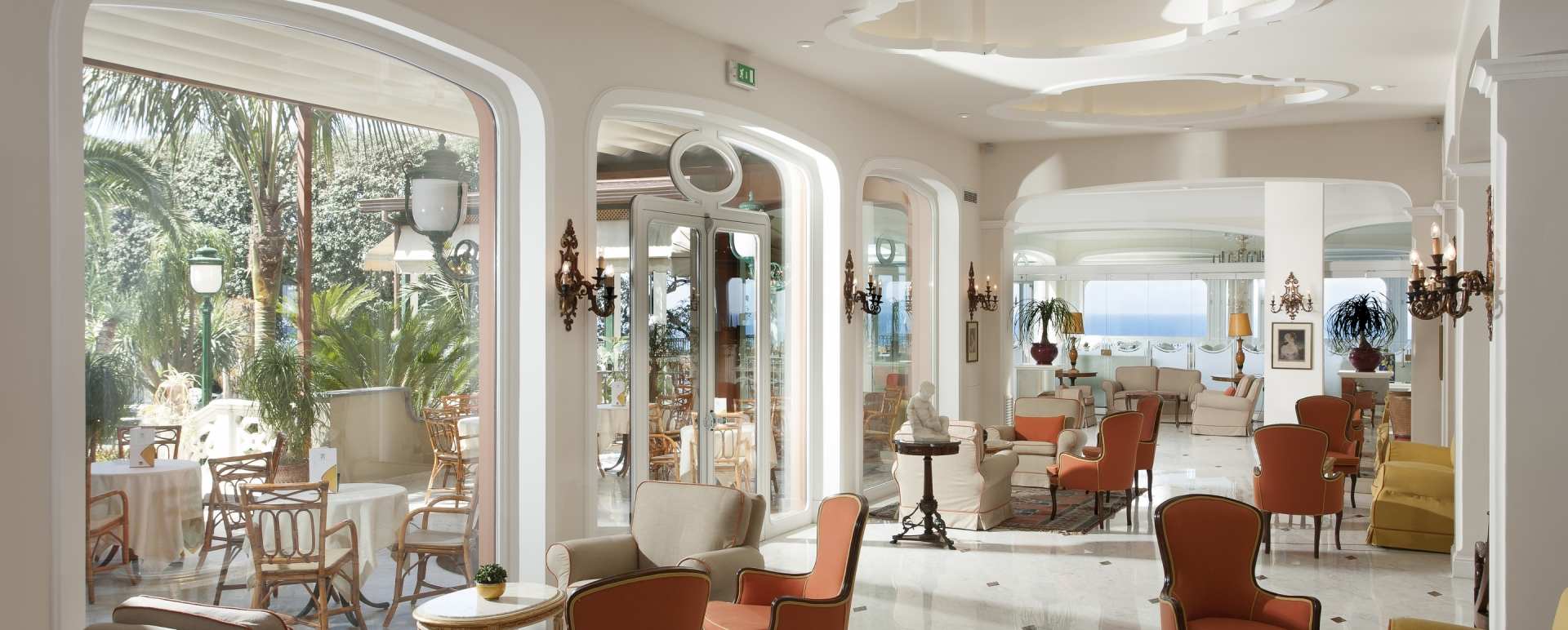 Bar and lobby 