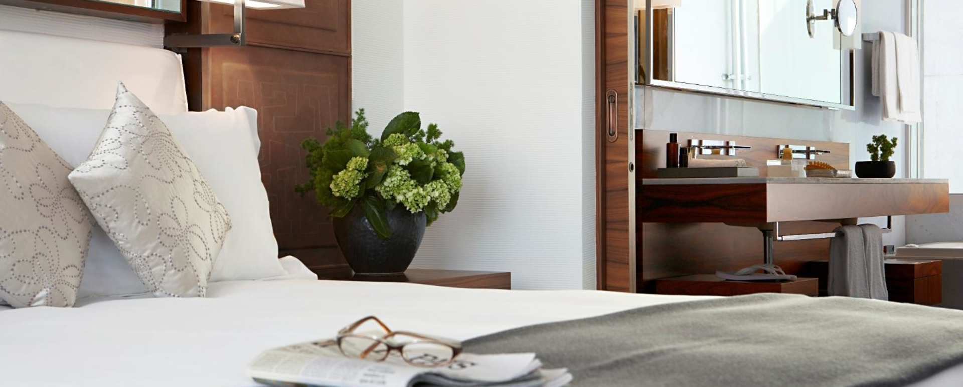 Bedroom and bathroom - Las Alcobas
