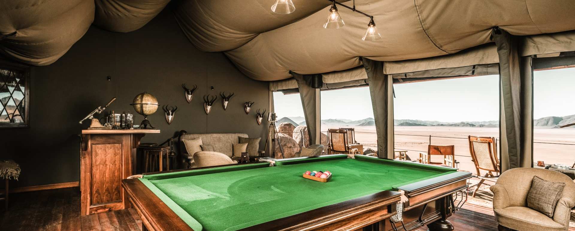Cocktail  Cigar Lounge 