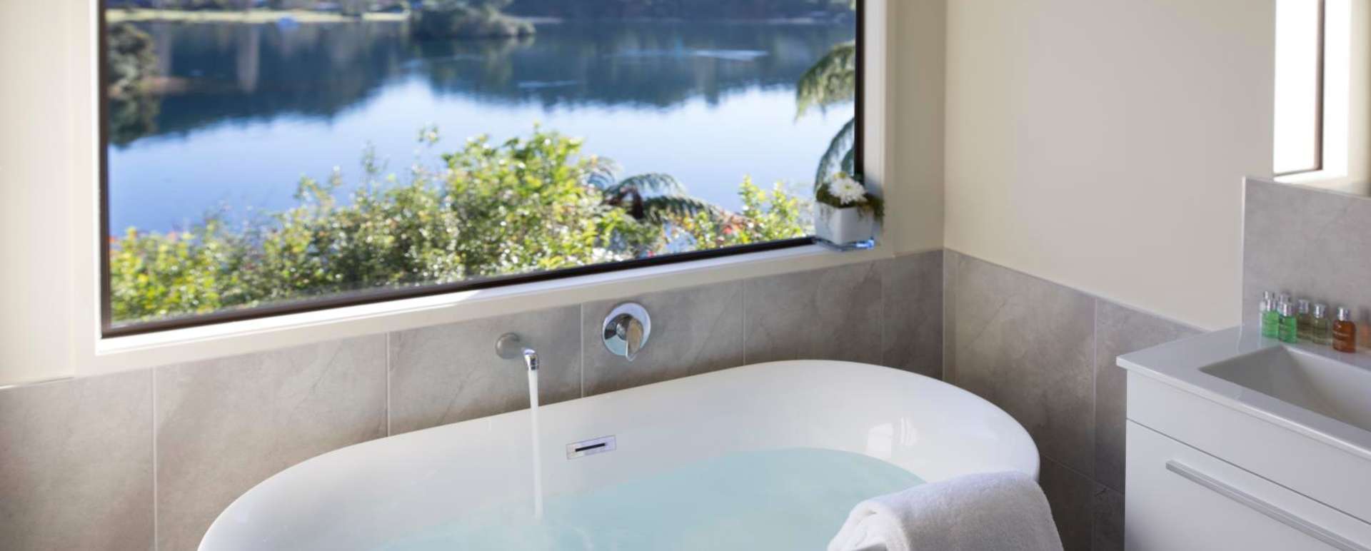 Executive Suite Bathroom - Solitaire Lodge