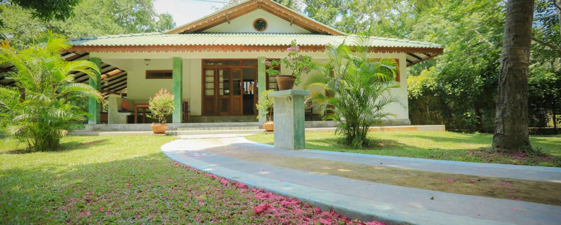 Family Lodge - Horathapola Estate