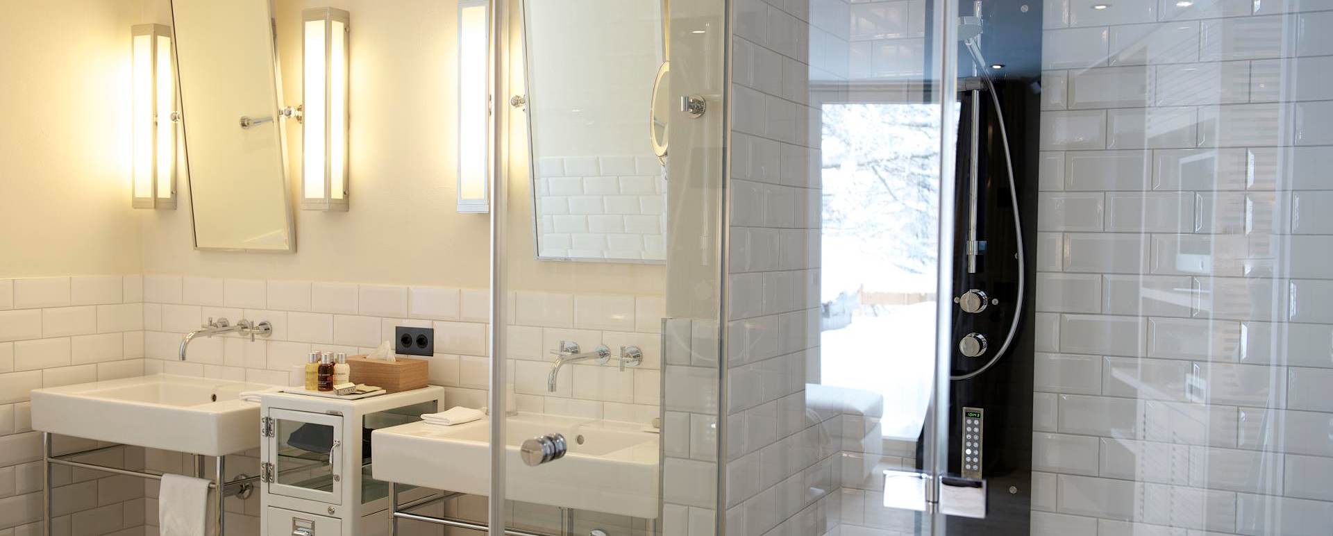 Signature spa suite bathroom - Cervo Mountain Resort Summer