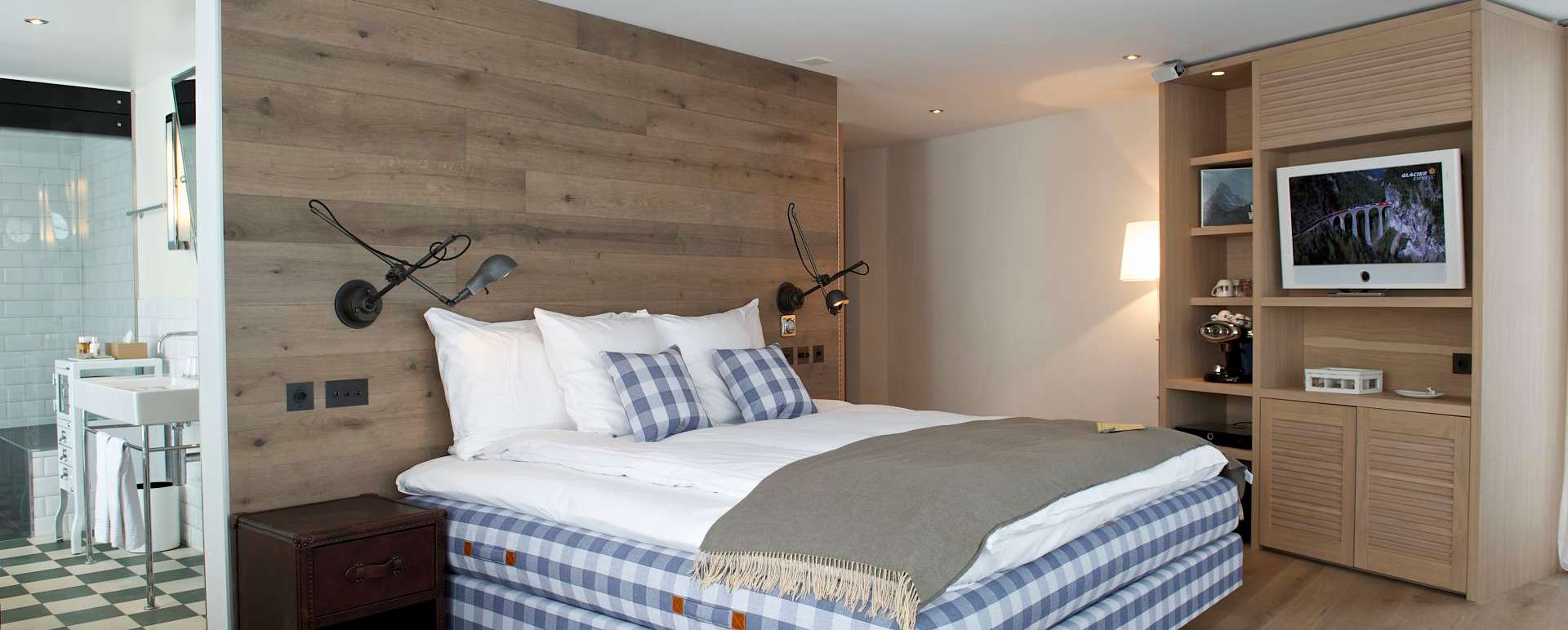Spa suite bedroom - Cervo Mountain Resort Summer
