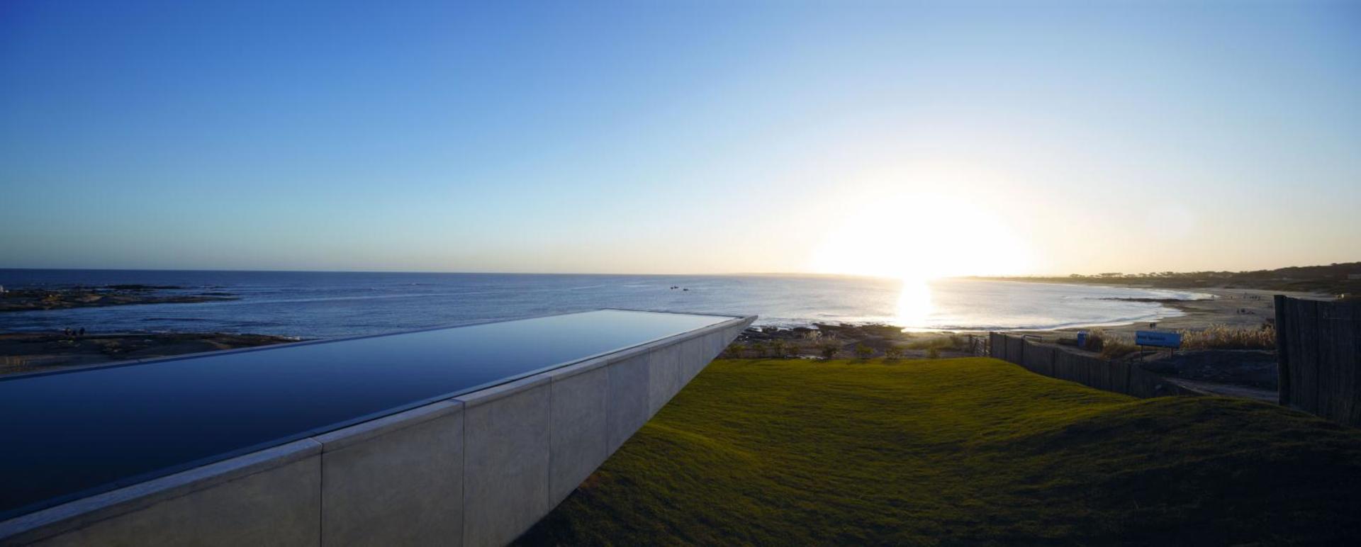 Cantilevered pool - Playa Vik
