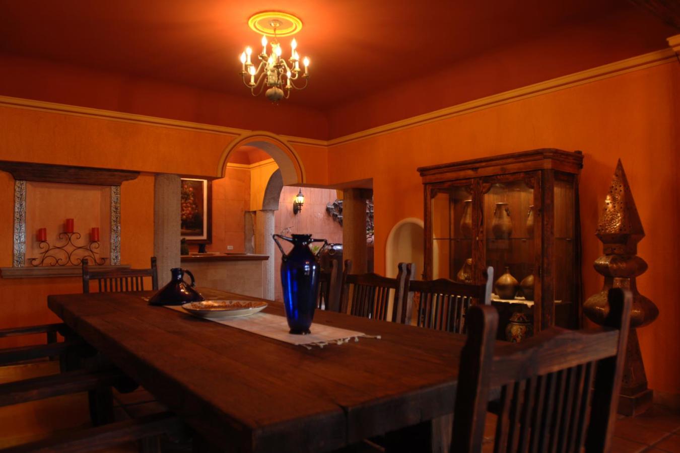 Dining Room - Posada de las Flores La Paz