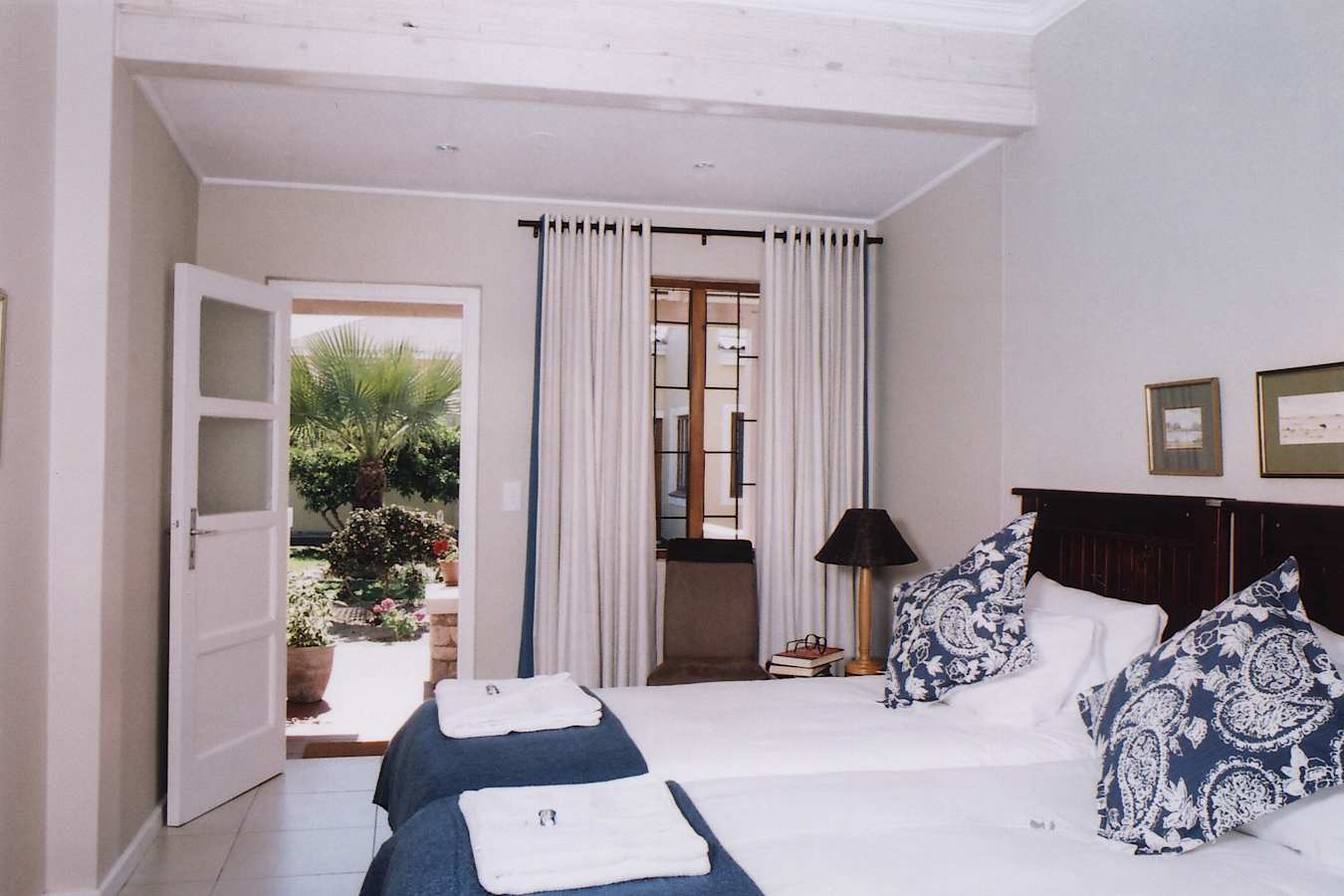 Twin bedroom 