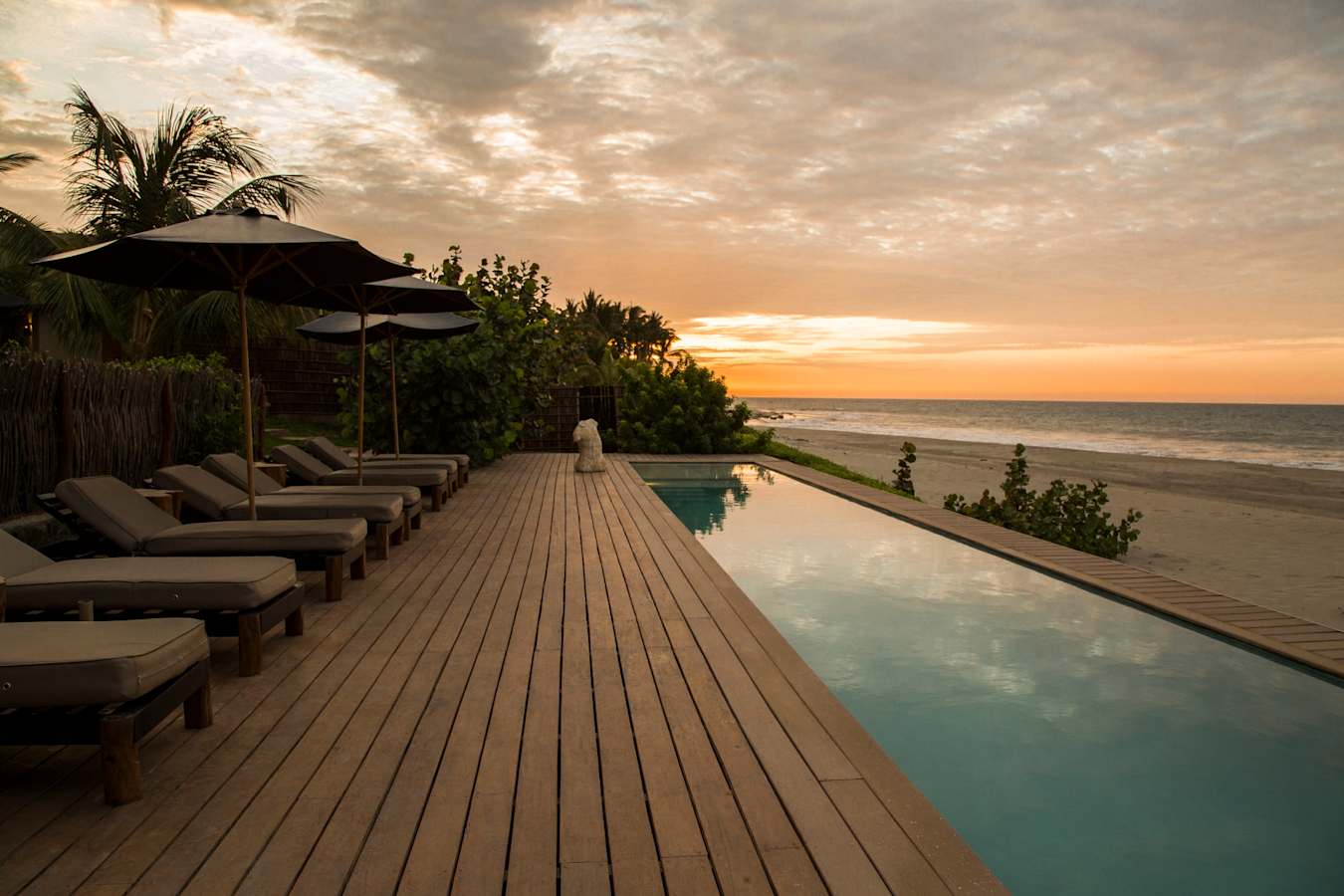 Pool and beach views - Kichic