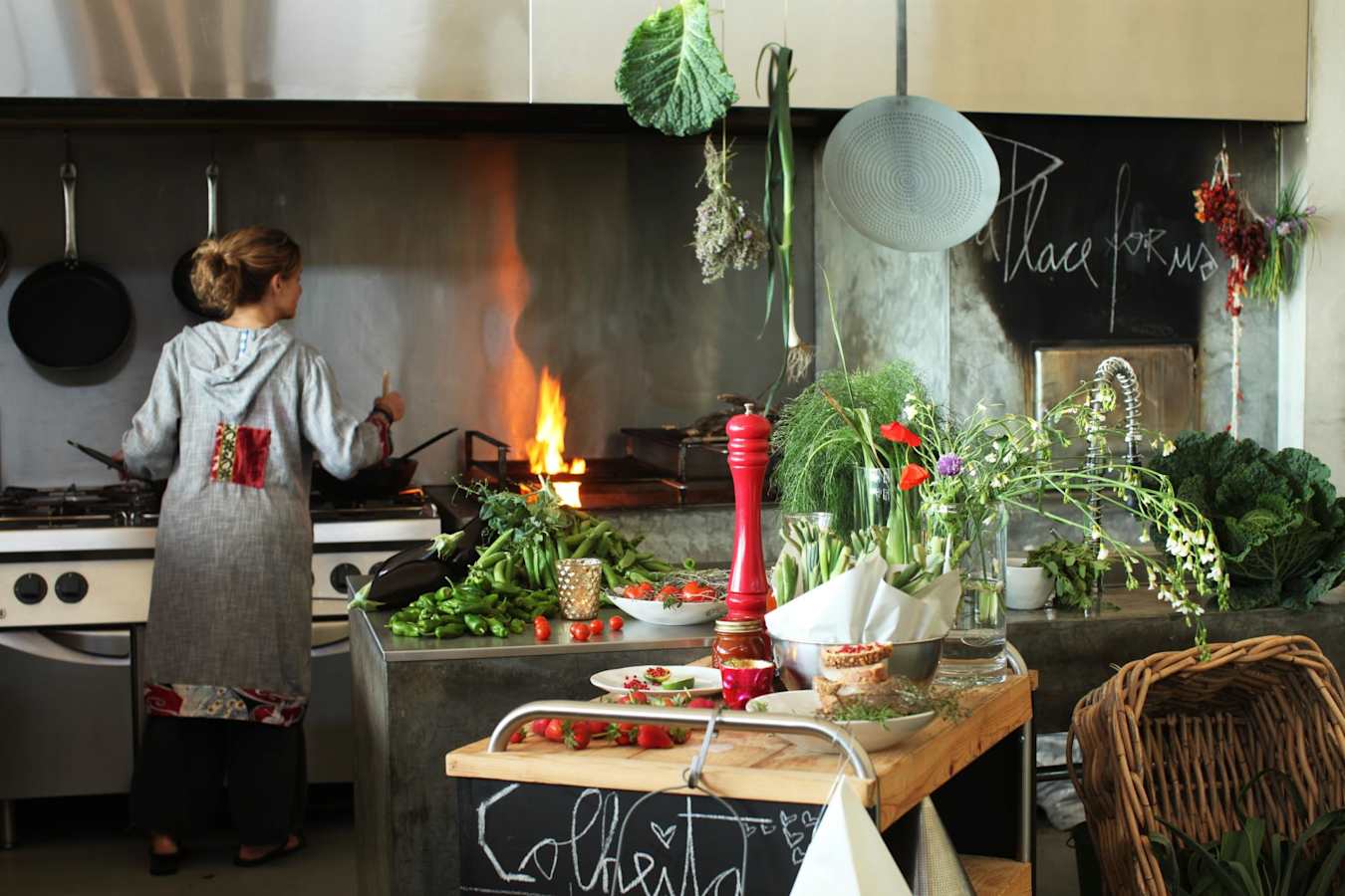 Cooking in the kitchen - Areias do Seixo 