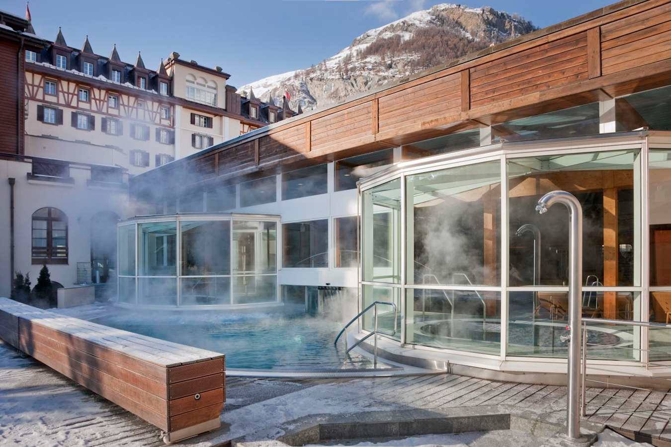 Outdoor pool - Mont Cervin Palace