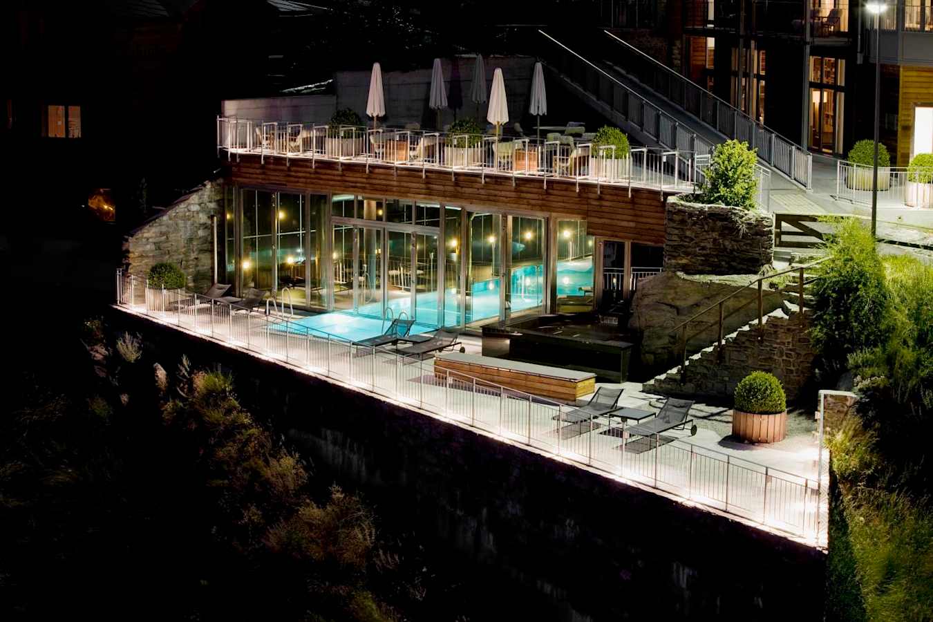 Outdoor pool and jacuzzi - The Omnia