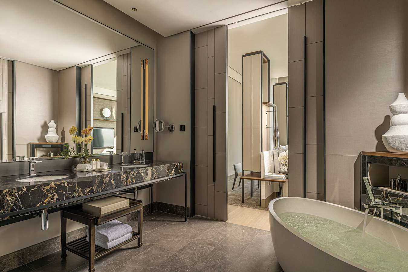 Ensuite Bathroom - Four Seasons Hotel Bangkok 