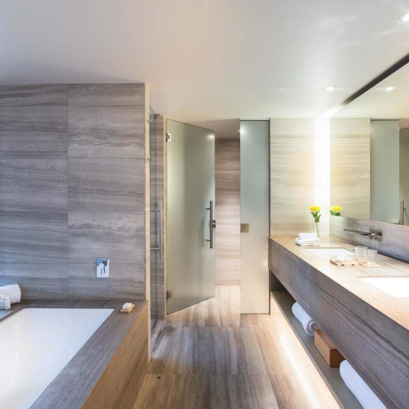 Deluxe Bathroom - Saffire