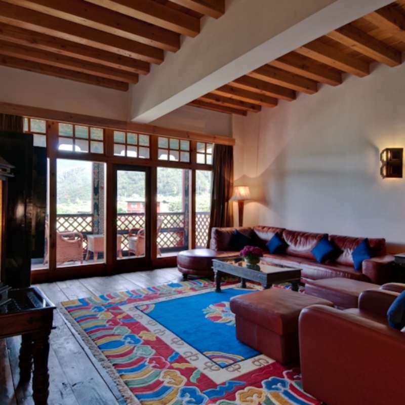 Royal Raven Suite Living Room - Zhiwa Ling