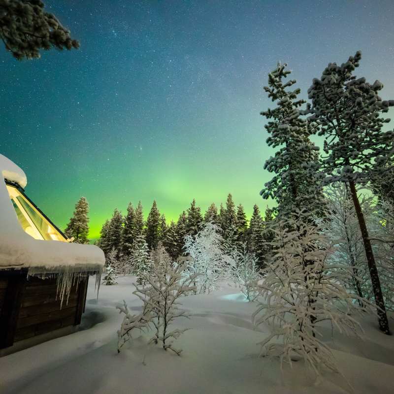 Cabin with Northern Lights 