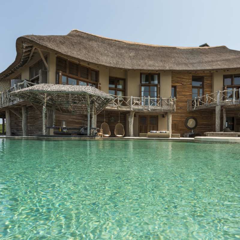 Outside view with pool - Colina Verde
