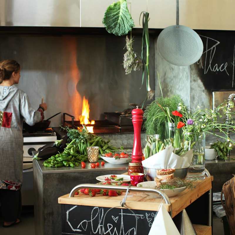 Cooking in the kitchen - Areias do Seixo 