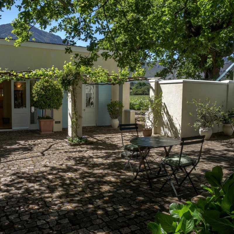 Breakfast courtyard - Auberge Clermont