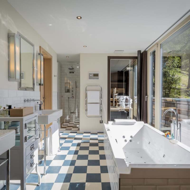 Owner's Lodge bathroom - Cervo Mountain Resort Summer