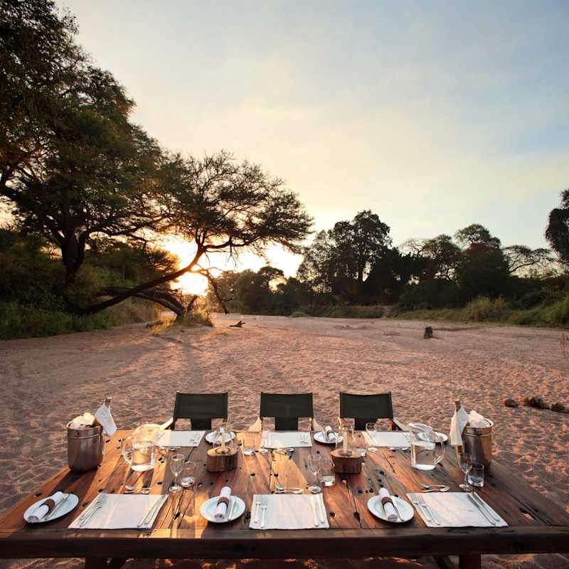 Riverbed dining - Jongomero