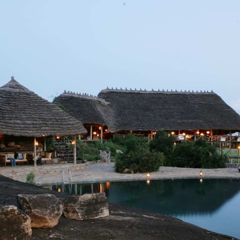 Lodge and pool at dusk - Apoka Lodge