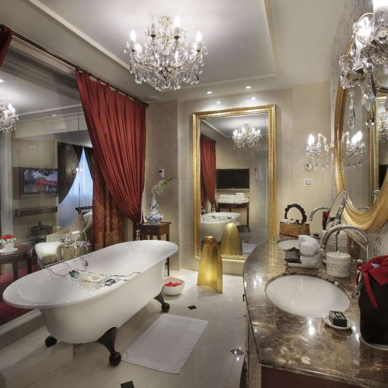 Suite bathroom - Sofitel Metropole