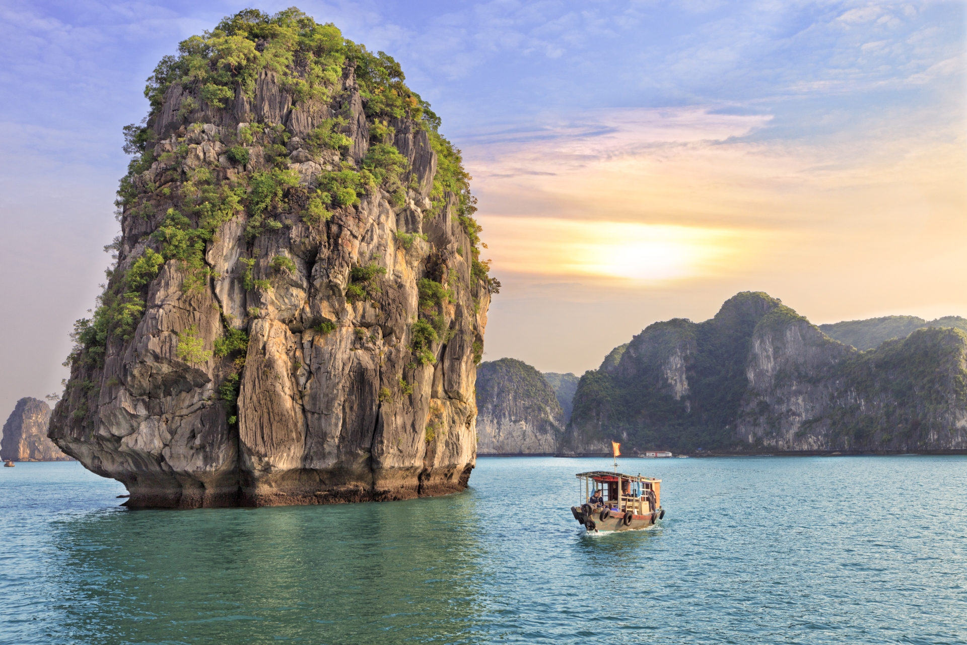 A Perfect Vietnam Journey: Halong Bay, Hanoi’s Charm, and Saigon 