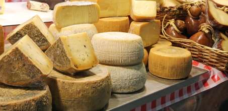 Meet with local pecorino cheese maker in Val d'Orcia