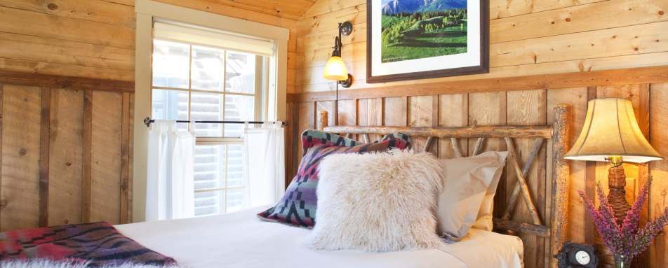 Oak Cabin Bedroom - Smith Fork Ranch