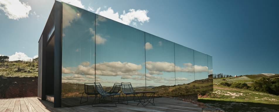 Reflective Cabin Exterior - Sacromonte 