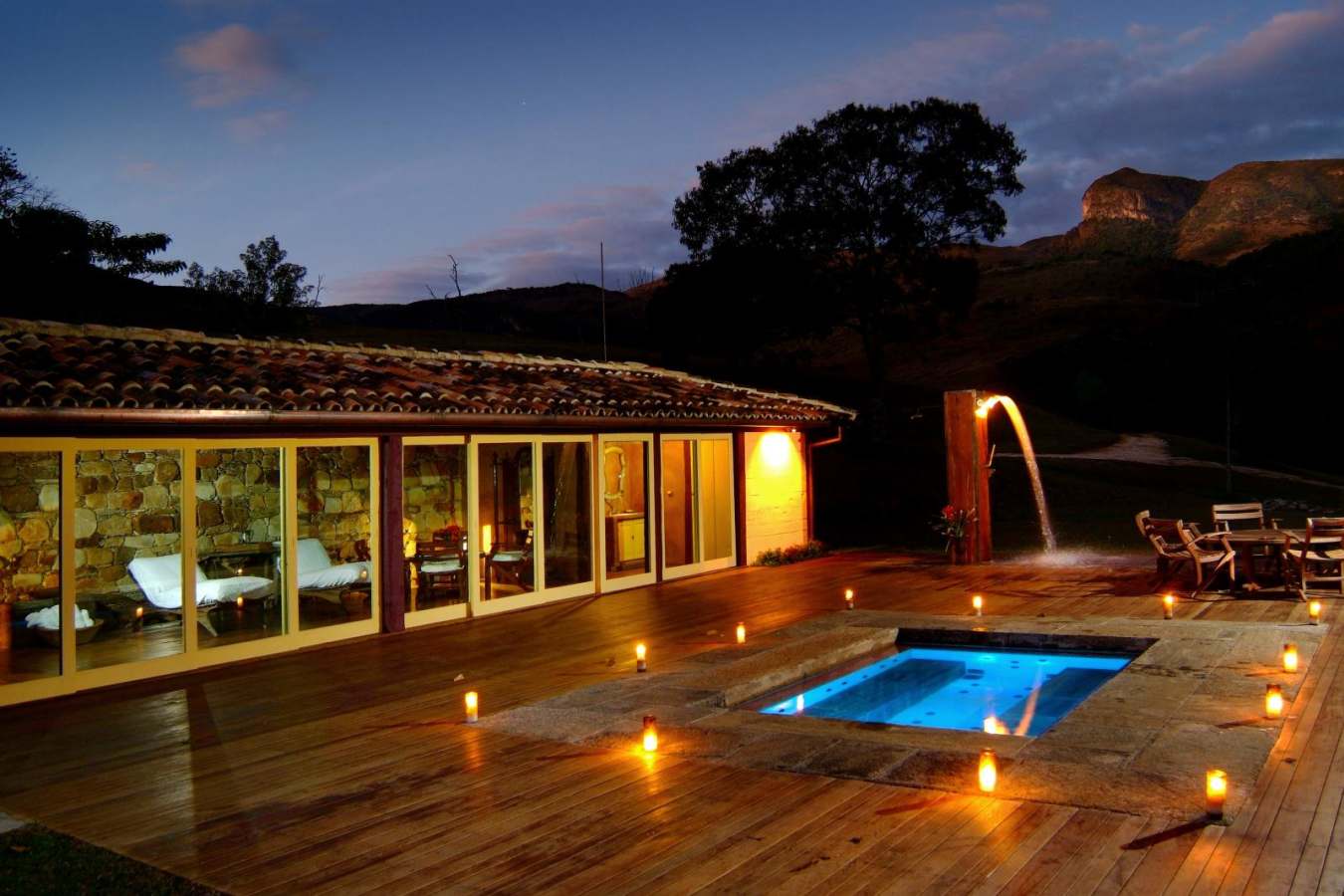 Hot tub by night 