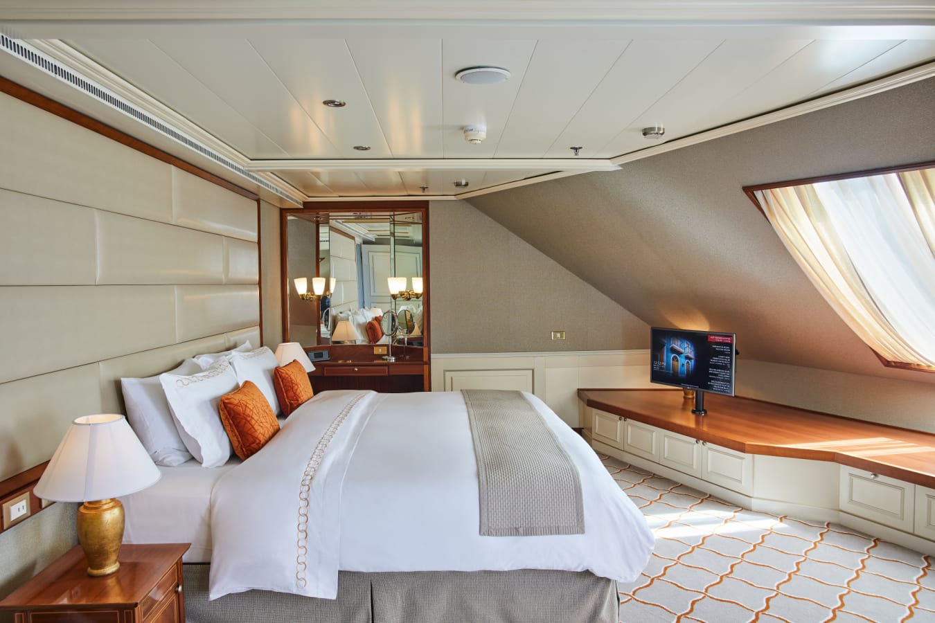 SilverSeaWhisperRoyalSuite 