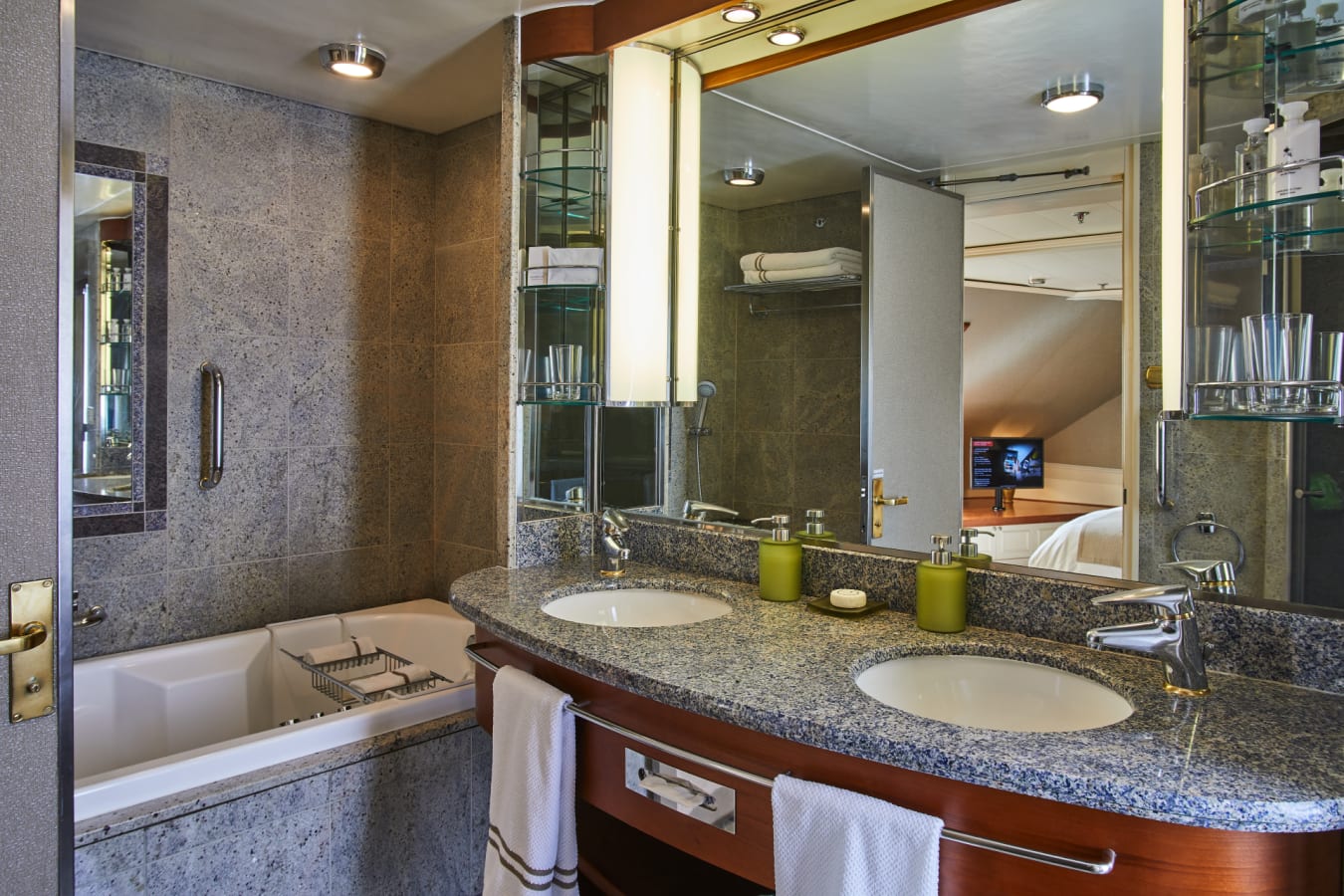 SilverSeaWhisperRoyalSuite 