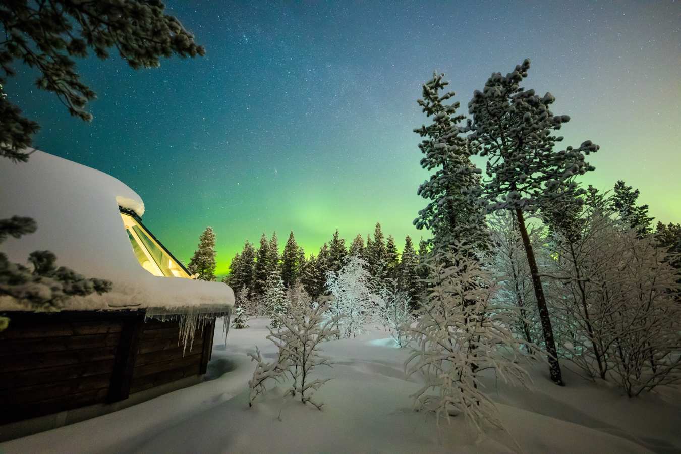 Cabin with Northern Lights 