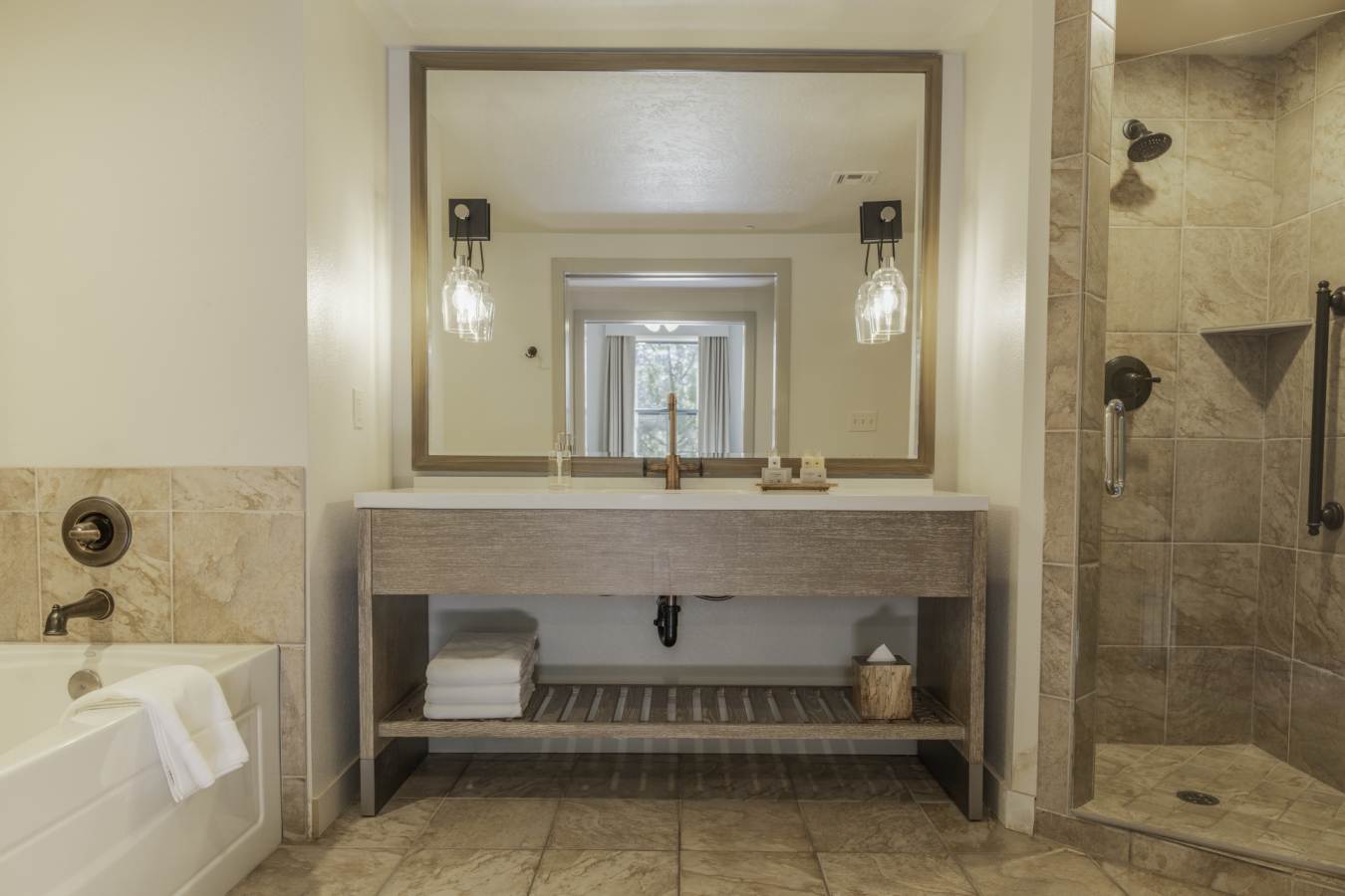 Ensuite Bathroom - Cliffrose Lodge 