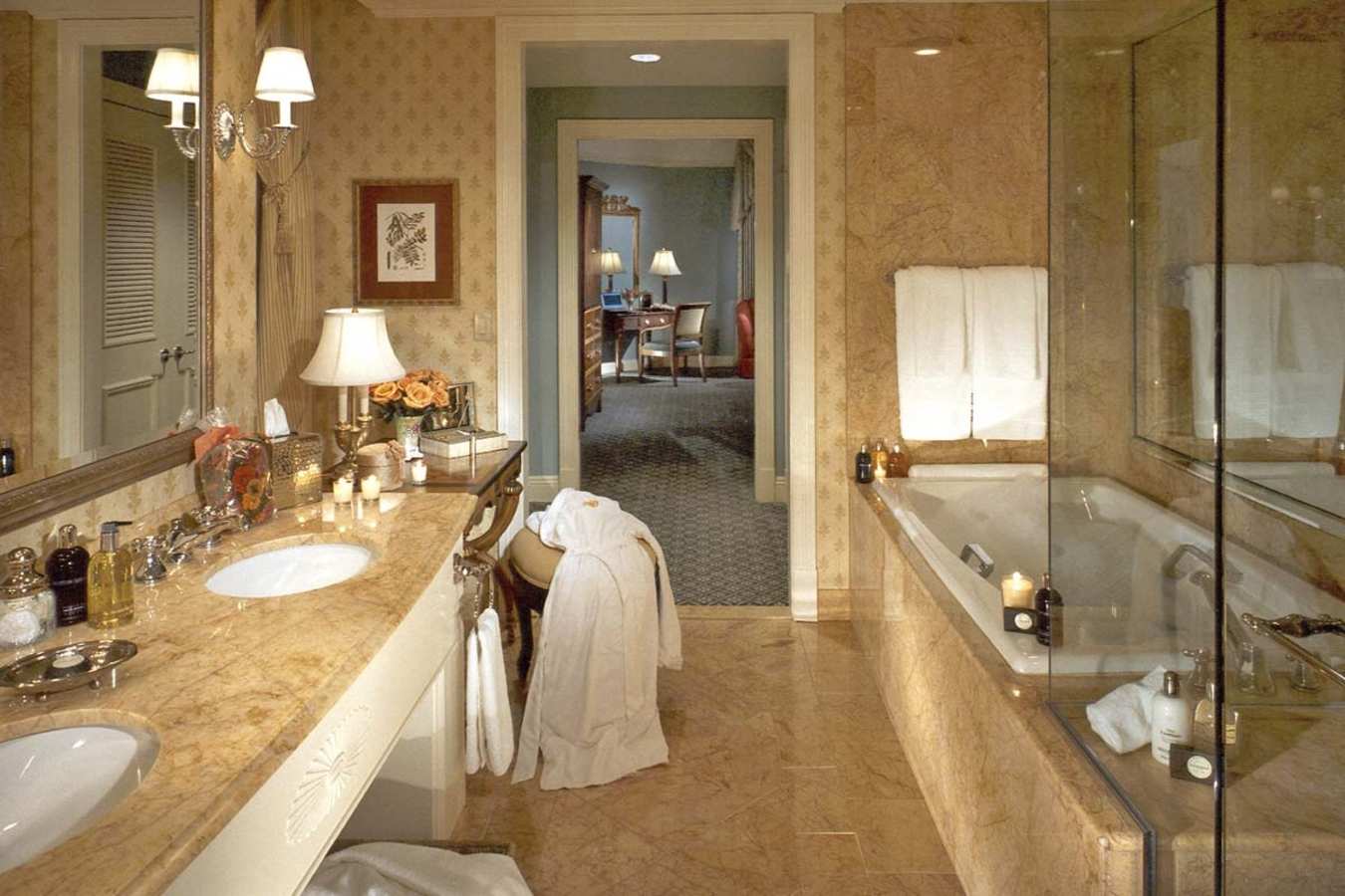 Executive Suiet Bathroom  