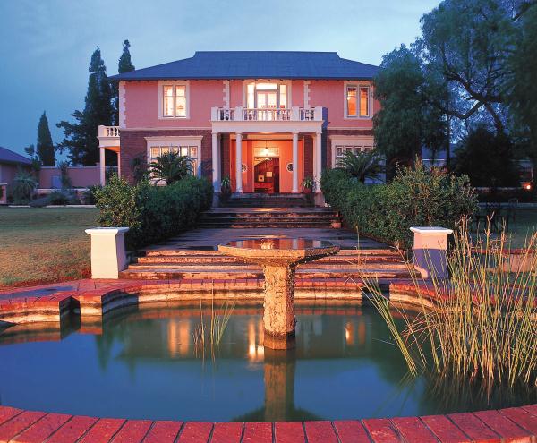 Long Lee Manor